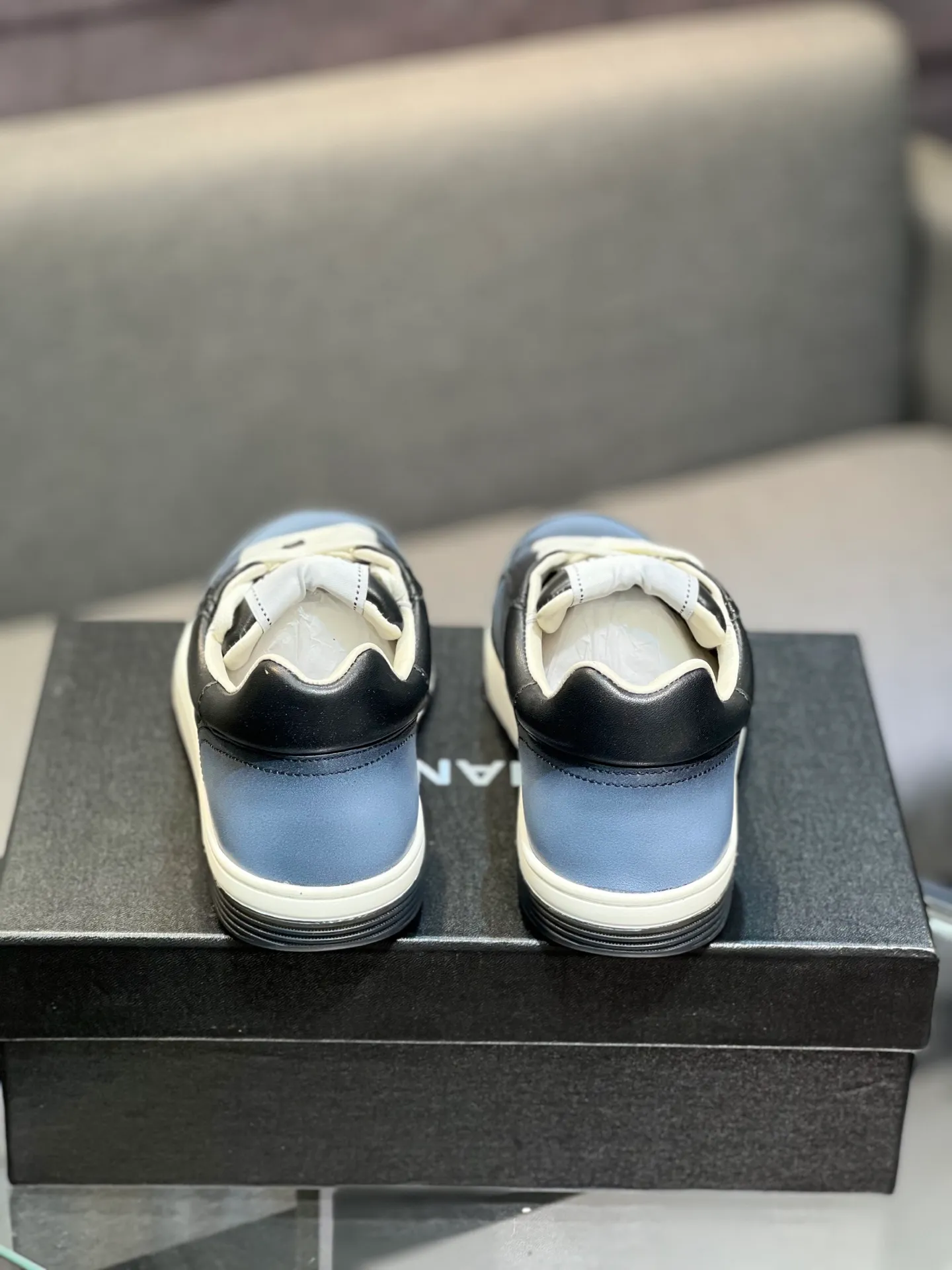 Men's men's shoes💰660 Exclusive real shots (top version) CHANEL Chanel's new panda sneakers Panda shoes Chanel 2025ss color matching thick-soled casual sports shoes sneakers Counter synchronization The counter is very popular Very difficult to buy a shoe The most popular thick-soled panda shoes on the Internet It is obvious that Xiaoxiang control cannot miss it Simple and versatile white shoes that have both good looks and comfort Thick sole increases height, is super versatile and can be worn with eyes closed😍 Whoever wears it will look better. Upper: calfskin. Lining: imported sheepskin lining. Outsole: TPU original outsole. Size: 35-44 (41 for women, 40 for men, custom made).